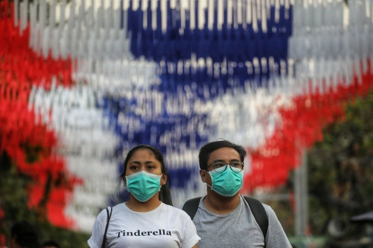 Personas utilizan cubrebocas en sus actividades al aire libre en Tailandia. Foto Afp