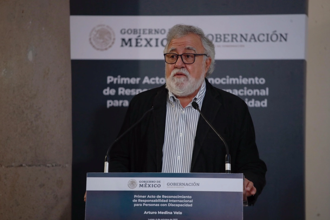 El subsecretario de Derechos Humanos, Alejandro Encinas, durante su intervención en el primer acto de Reconocimiento de Responsabilidad Internacional para Personas con Discapacidad, en el salón Juárez de la Secretaría de Gobernación, el 4 de octubre de 2021. Foto Cristina Rodríguez