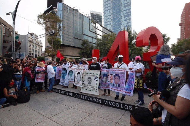 Familiares de los 43 estudiantes de Ayotzinapa desaparecidos expresaron su preocupación por los reportes del Estado Mayor de la Defensa Nacional difundidos ayer sobre el caso. Foto Cristina Rodríguez / Archivo