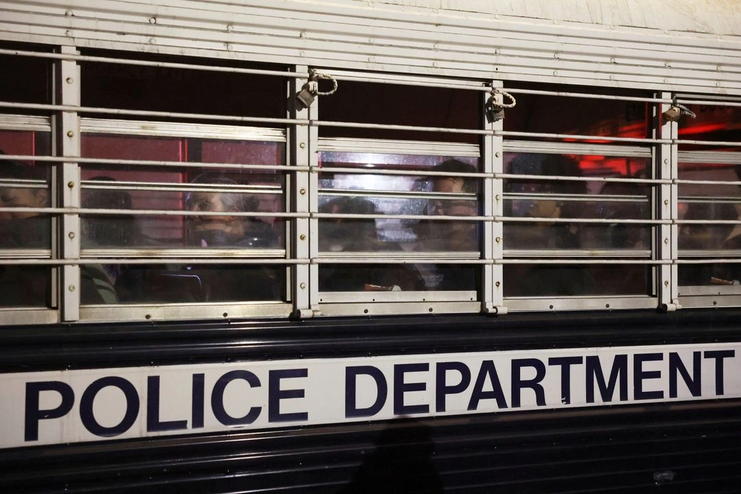 Personas sentadas en un autobús del Departamento de Policía de Los Ángeles tras ser arrestadas durante una protesta el miércoles 11 de junio de 2025 en Los Ángeles. Foto
