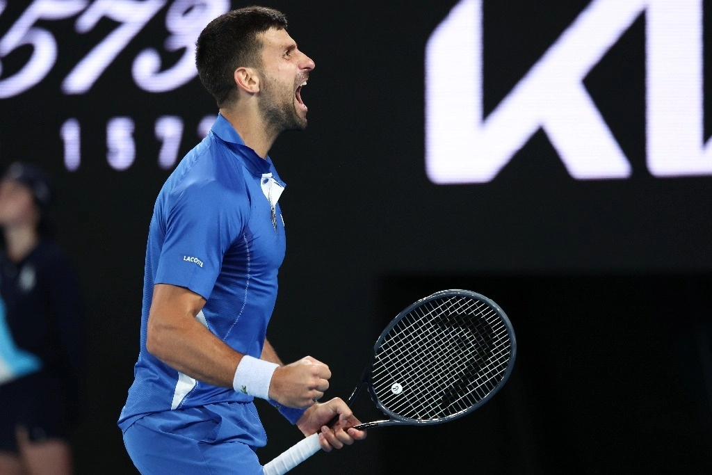 Novak Djokovic, 10 veces campeón del Abierto de Australia, encaró a un aficionado que lo abucheaba para que se enfrentara a él cara a cara, durante su reñida victoria en segunda ronda contra Alexei Popyrin. Foto Ap