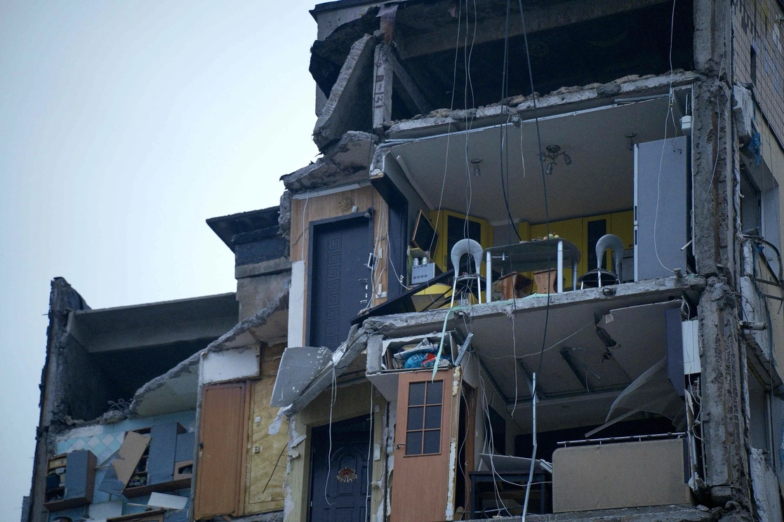 La imagen muestra lso escombros del edificio residencial atacado en Dnipro el sábado anterior. Foto Afp 