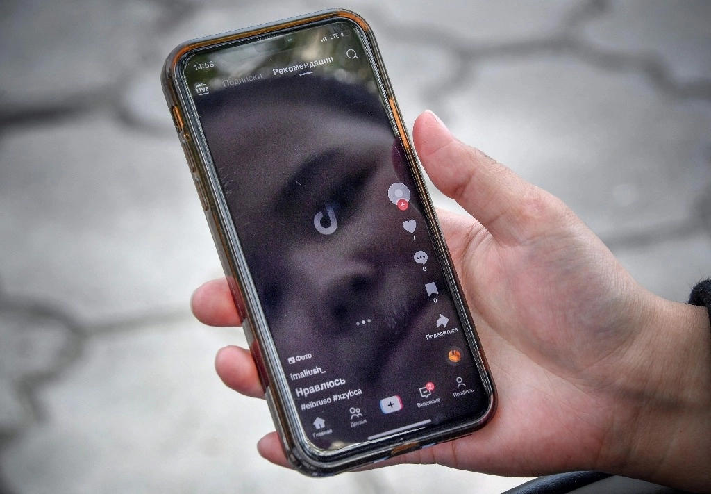 TikTok está envuelto en una serie de batallas por cuestiones que van desde los efectos de la aplicación en la salud mental hasta los datos que supuestamente obtiene de los usuarios. Foto Afp