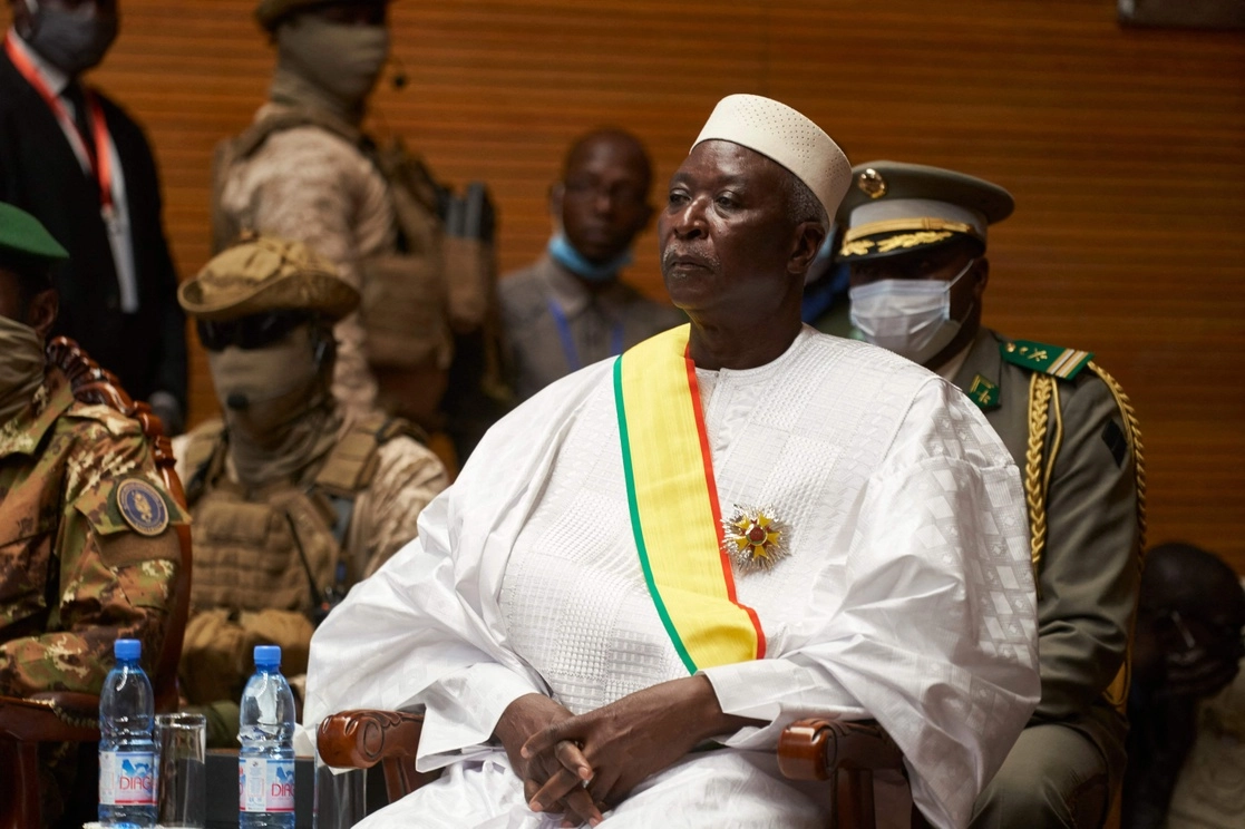 El presidente Bah Ndaw, el primer ministro Moctar Ouane y otros funcionarios fueron detenidos ayer por militares inconformes con la remodelación del gobierno. Foto Afp / Archivo
