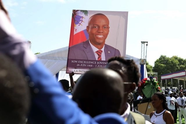 Un ciudadano de Haití muestra una foto del presidente Jovenel Moïse en imagen de archivo. Foto Afp