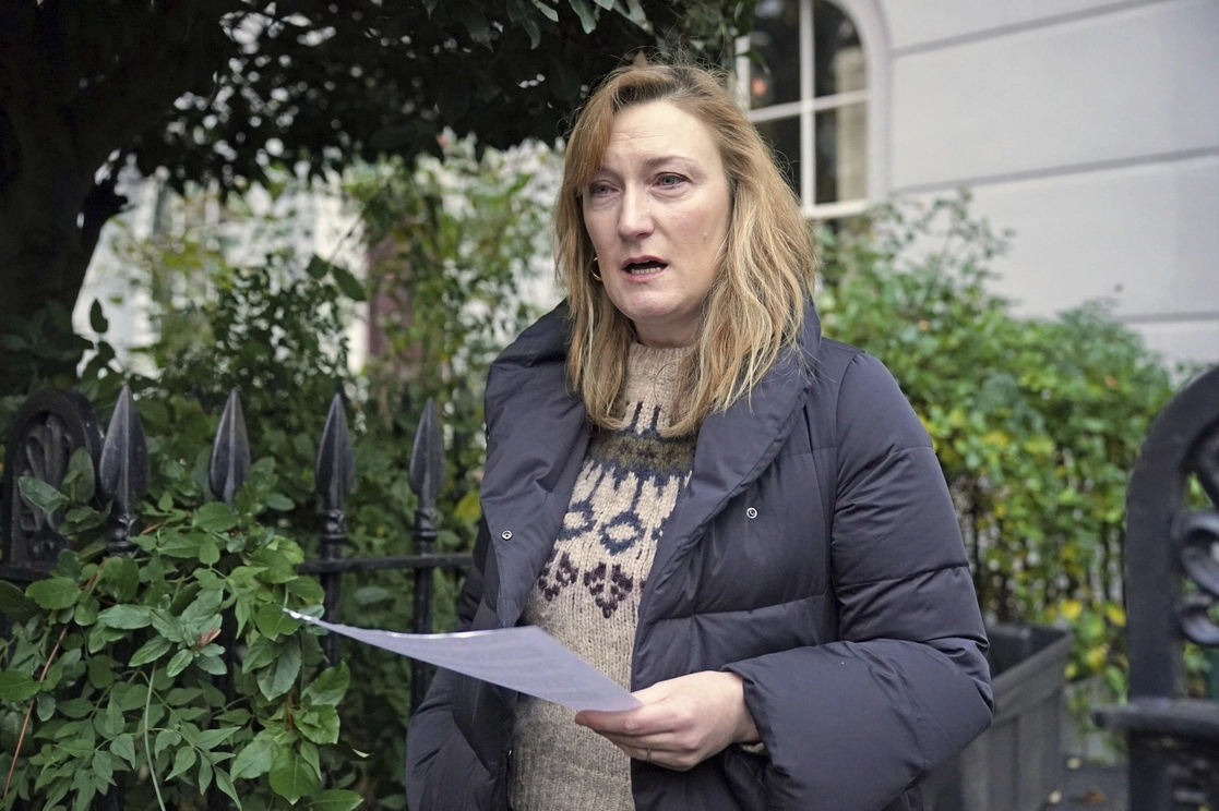 Allegra Stratton dimitió a raíz de un video en el que bromeaba sobre una fiesta de Navidad supuestamente celebrada en Downing Street cuando estaba prohibido por el Covid-19. La imagen, del 8 de diciembre de 2021. Foto Ap 