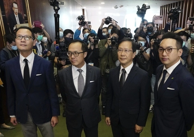 Cuatro legisladores prodemocráticos de Hong Kong fueron expulsados por directiva china. Foto Ap 