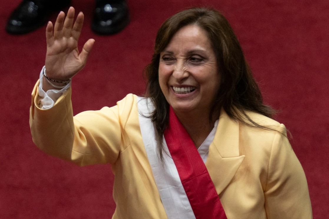 Dina Boluarte prestó juramento como la primera presidenta de Perú. Foto Afp