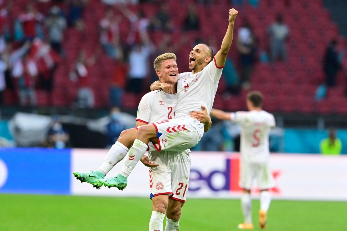 Andreas Cornelius y Martin Braithwaite de Dinamarca celebran la victoria de 4-0 sobre Gales. Foto Afp