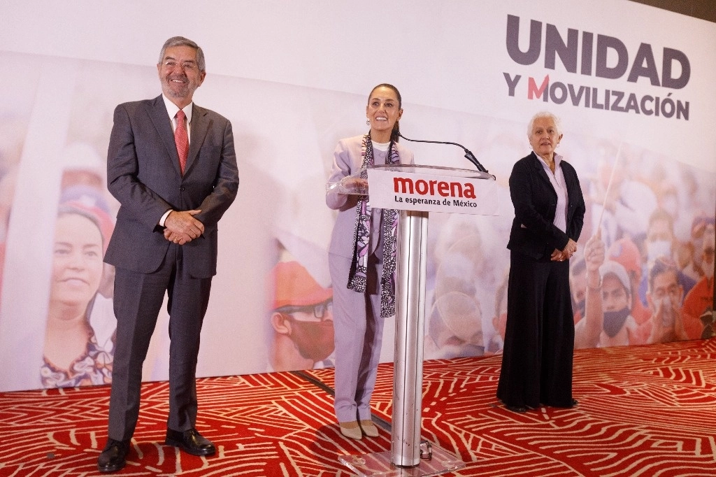 Claudia Sheinbaum, acompañada por Juan Ramón de la Fuente y Diana Alarcón, ofreció una conferencia tras su reunión con embajadores asignados en México.Foto Pablo Ramos