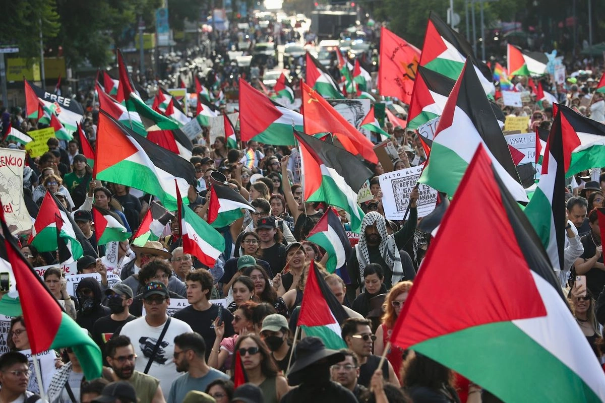 La tarde ayer se realizó la megamarcha México por Palestina. Cientos de personas recorrieron el Paseo de la Reforma para exigir el “fin al genocidio” y la suspensión de relaciones diplomáticas de México con Israel. 