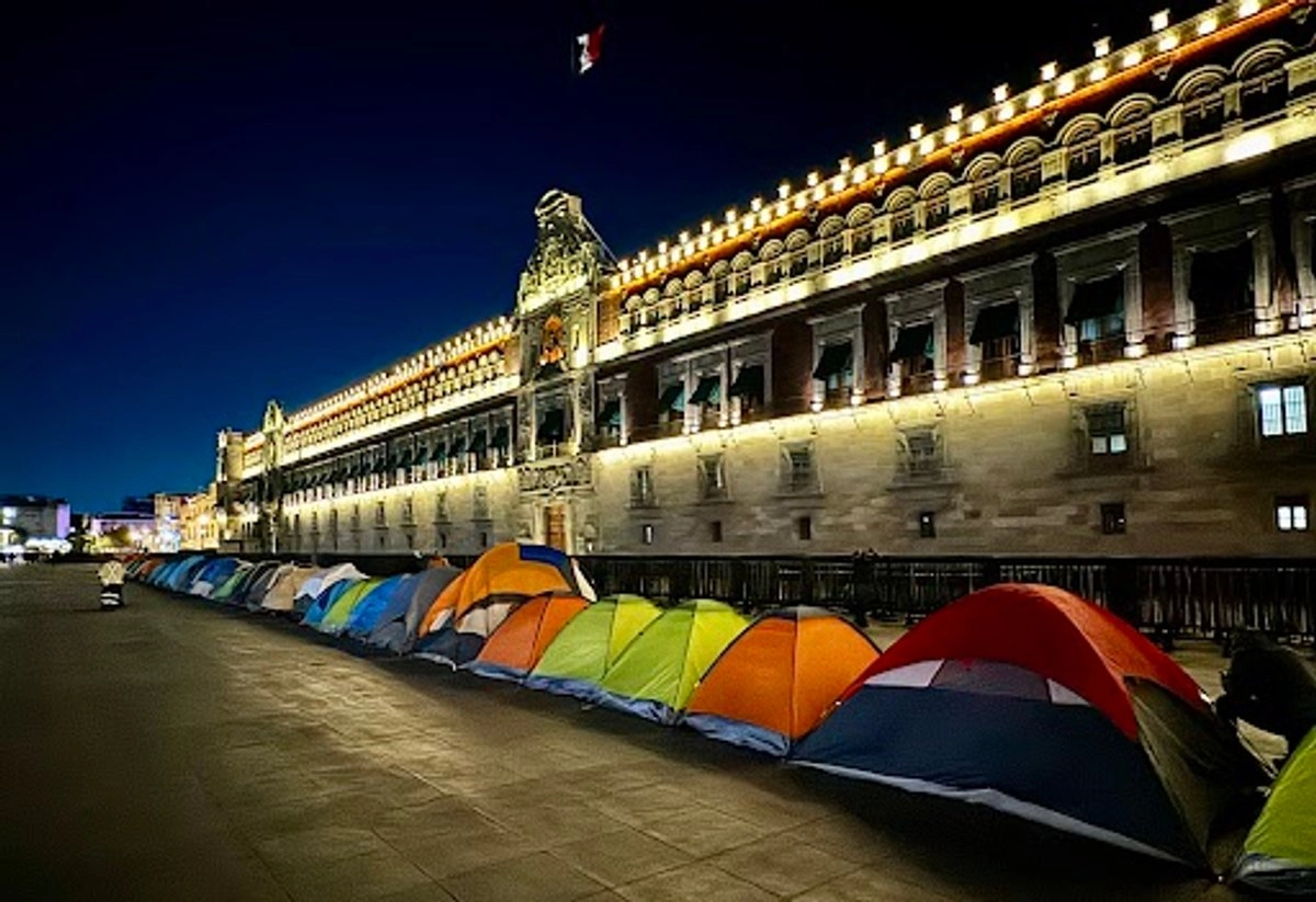 Profesores arribaron anoche al Zócalo para otra jornada de protesta. 
