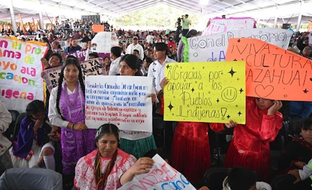 Un grupo de jóvenes agradeció a la jefa del Ejecutivo durante su gira en Toluca por su apoyo a los pueblos indígenas y por ser un ejemplo de humanismo. 