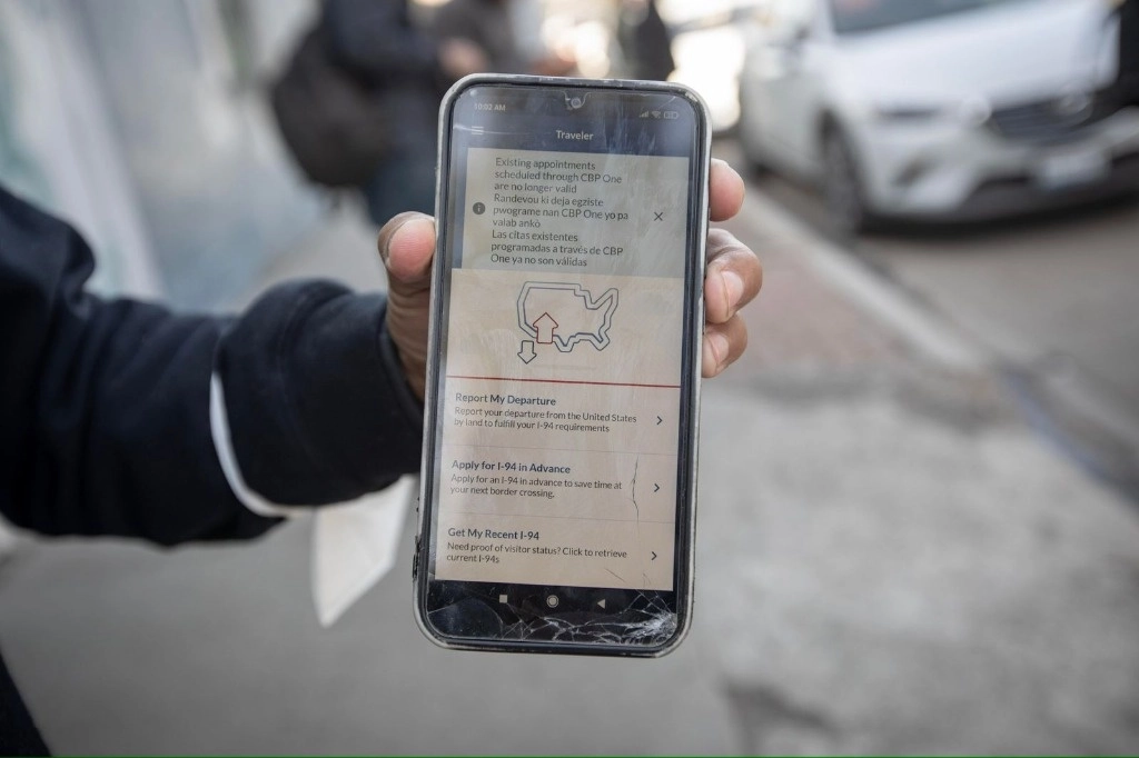 Comenzará el proceso de devolver “a millones de extranjeros criminales a los lugares de donde vinieron”. En la imagen, cita cancelada para visa en Estados Unidos. Foto Karen Castañeda / ‘La Jornada Baja California’