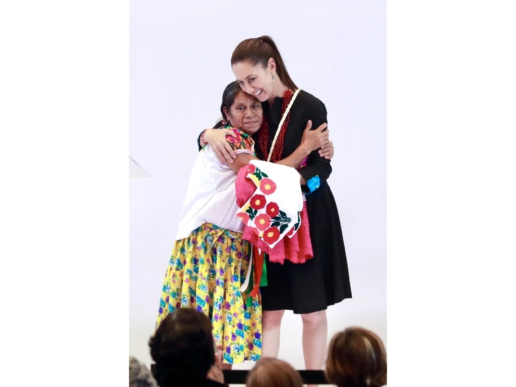 Llegamos todas. Claudia Sheinbaum, virtual presidenta electa, presentó ayer en el Museo de la Ciudad de México, en el Centro Histórico, su programa de apoyo para mujeres de 60 a 64 años, quienes, destacó, históricamente desempeñan el trabajo de cuidados en las familias sin ninguna remuneración, por lo que recibirán 3 mil pesos bimestrales, y que dará comienzo con integrantes de grupos indígenas. Foto Luis Castillo