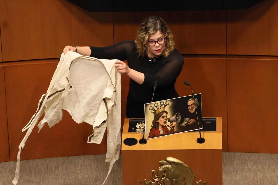 Lilia Aguilar (PT), ayer en la sesión de la Comisión Permanente del Senado, a la cual llevó una camisa de fuerza como regalo a la panista Lilly Téllez. Foto 