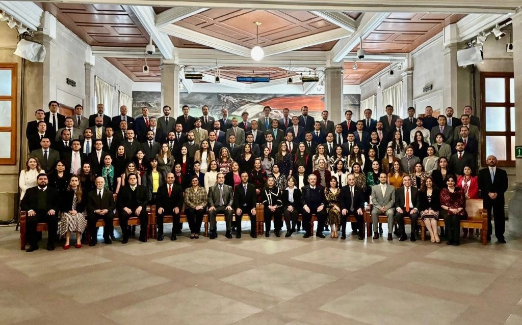La Suprema Corte de Justicia fue ayer escenario de la fotografía del Colegio de Secretarios con las ministras Norma Lucía Piña y Margarita Ríos Farjat, y los ministros Luis María Aguilar, Mario Pardo, Alberto Pérez Dayán, Alfredo Gutiérrez, Javier Laynez Potisek y Juan Luis González Alcántara Carrancá. Foto tomada de redes sociales