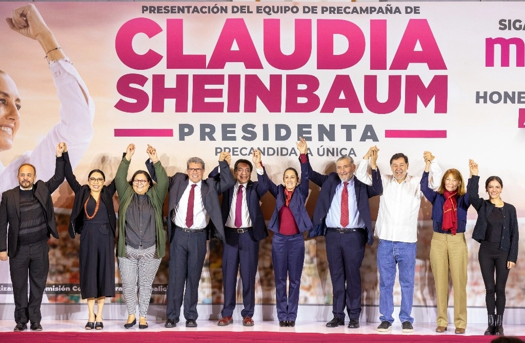 La precandidata única de Morena presentó ayer a quienes la llevarán al triunfo y la acompañarán hasta la Presidencia de la República.Foto Pablo Ramos