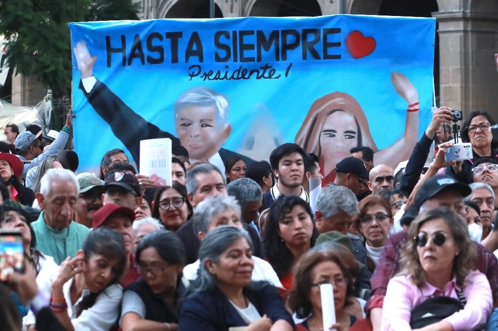 Simpatizantes del Presidente se manifestaron ayer en el Zócalo en el contexto de la presentación del libro de su esposa, Beatriz Gutiérrez Müller. Foto Luis Castillo 