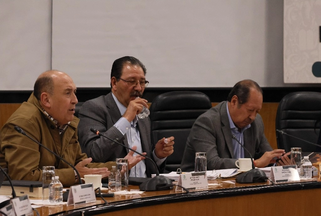 Los diputados Rubén Moreira, Reginaldo Sandoval y Leonel Godoy, durante los trabajos de la Comisión de Justicia en San Lázaro. Foto Roberto García Ortiz