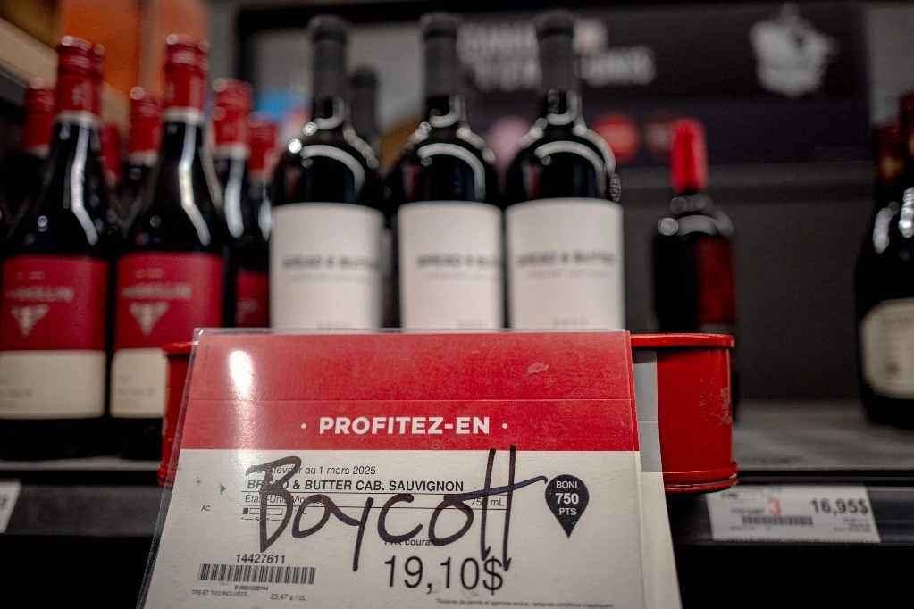 En una tienda de vinos en Montreal, Canadá, un grafiti llama a boicotear bebidas estadunidenses. Foto Afp