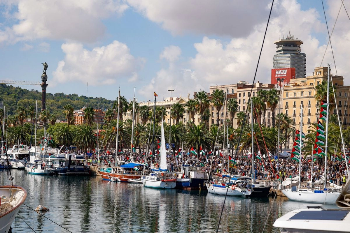 Centenares de personas acudieron a despedir a 30 barcos de la flotilla Global Sumud, que zarpó de Barcelona con ayuda humanitaria para Gaza. Foto 