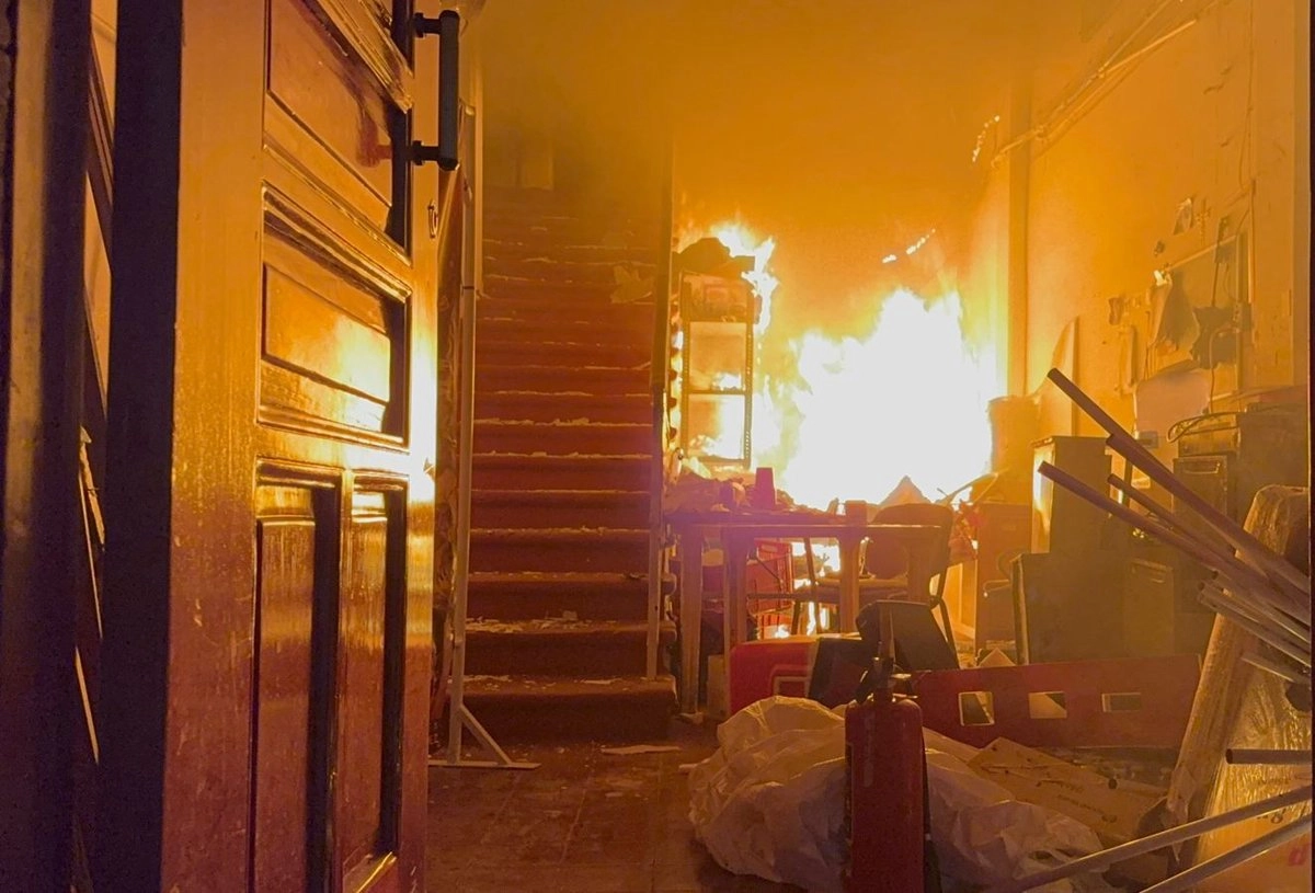 Manifestantes incendiaron una parte del Palacio Municipal de Apatzingán. Foto tomada de X