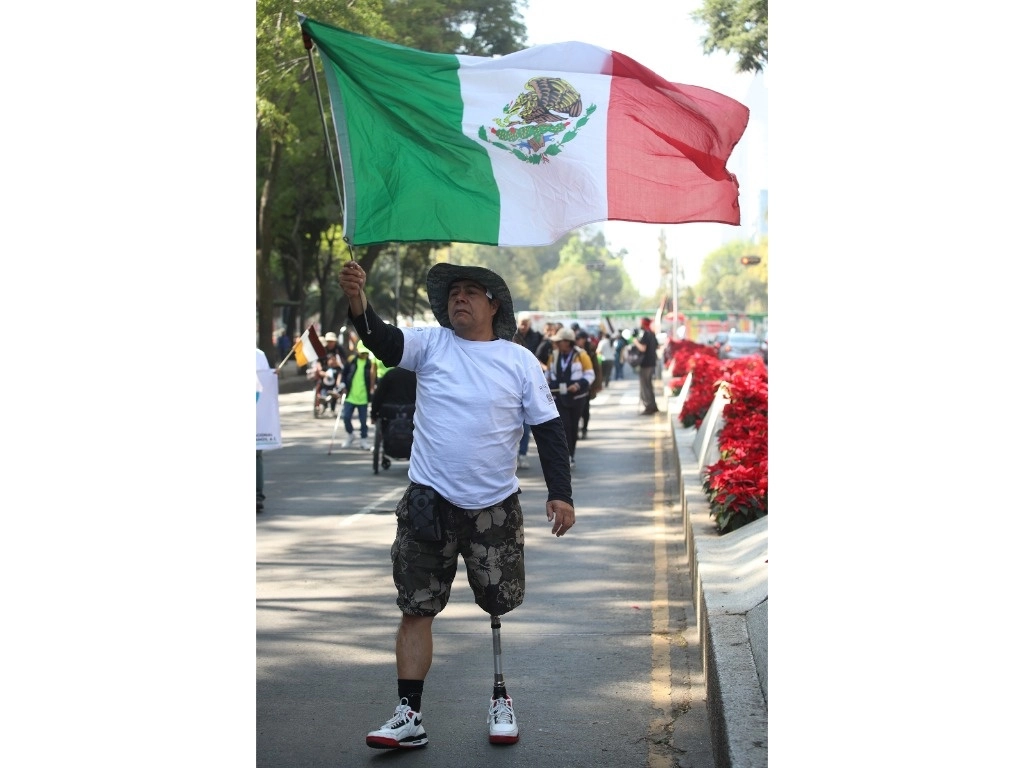 Ayer se conmemoró el Día Internacional de las Personas con Discapacidad, por lo que muchas marcharon en la capital del país (en la imagen) y en los estados con el fin de exigir inclusión y equidad ante las barreras que enfrentan a diario. Foto María Luisa Severiano