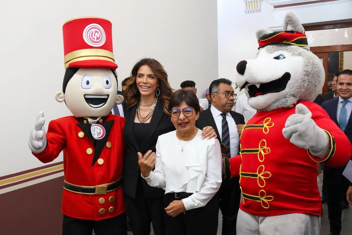 La Lotería Nacional y el gobierno de Puebla develaron el billete del Bicentenario de la Benemérita Universidad Autónoma de Puebla. “Es un homenaje vivo a la educación pública”, afirmó Olivia Salomón, directora general de la Lotería (izquierda). Foto 
