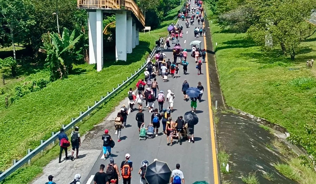 La caravana migrante Por la Libertad retomó ayer su recorrido por la costa de Chiapas hasta llegar a Mapastepec en su avance hacia la capital. Provenientes en su mayoría de Cuba, Haití, Venezuela, Brasil, Ecuador y Colombia descansaron el fin de semana en el municipio de Escuintla, luego de caminar 75 kilómetros desde su salida el pasado miércoles en Tapachula. Foto ‘La Jornada’, con información de 
