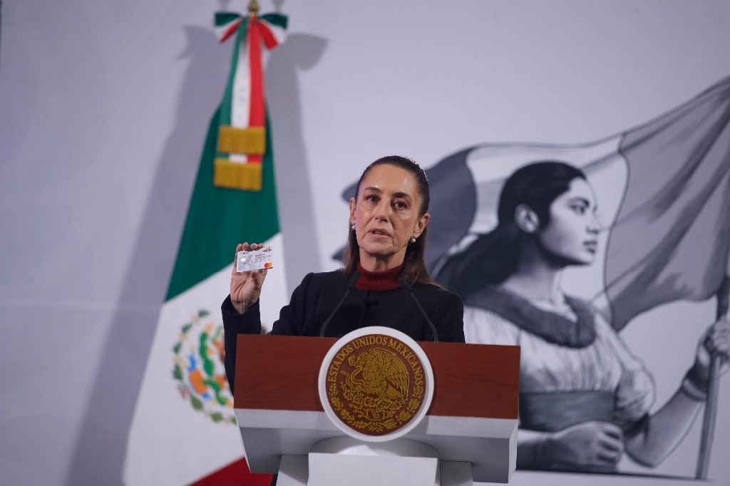 La presidenta Claudia Sheinbaum mostró en la conferencia de prensa la nueva tarjeta del Bienestar; además, deseó a todos un feliz 2025. Foto María Luisa Severiano