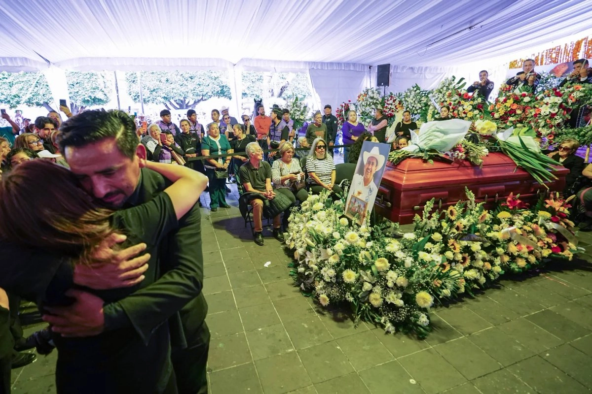 Familiares y simpatizantes políticos reunidos en la plaza central de Uruapan, Michoacán, para darle el último adiós al alcalde Carlos Manzo, asesinado la víspera.