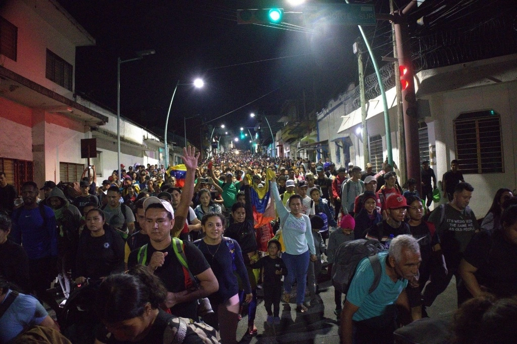 Ayer, en el Día Internacional del Migrante, alrededor de mil 500 personas salieron en caravana de Tapachula, Chiapas, hacia la frontera norte. Foto Cuartoscuro