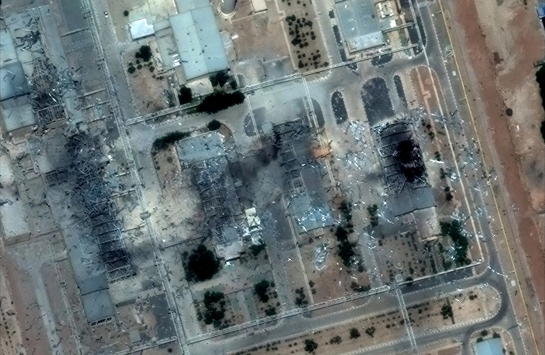 En imagen satelital divulgada por Maxar Technologies (empresa estadunidense de tecnología espacial), tomada ayer, se muestran los eventuales daños tras los ataques al Centro de Tecnología Nuclear de Isfahán, en el centro de Irán.
