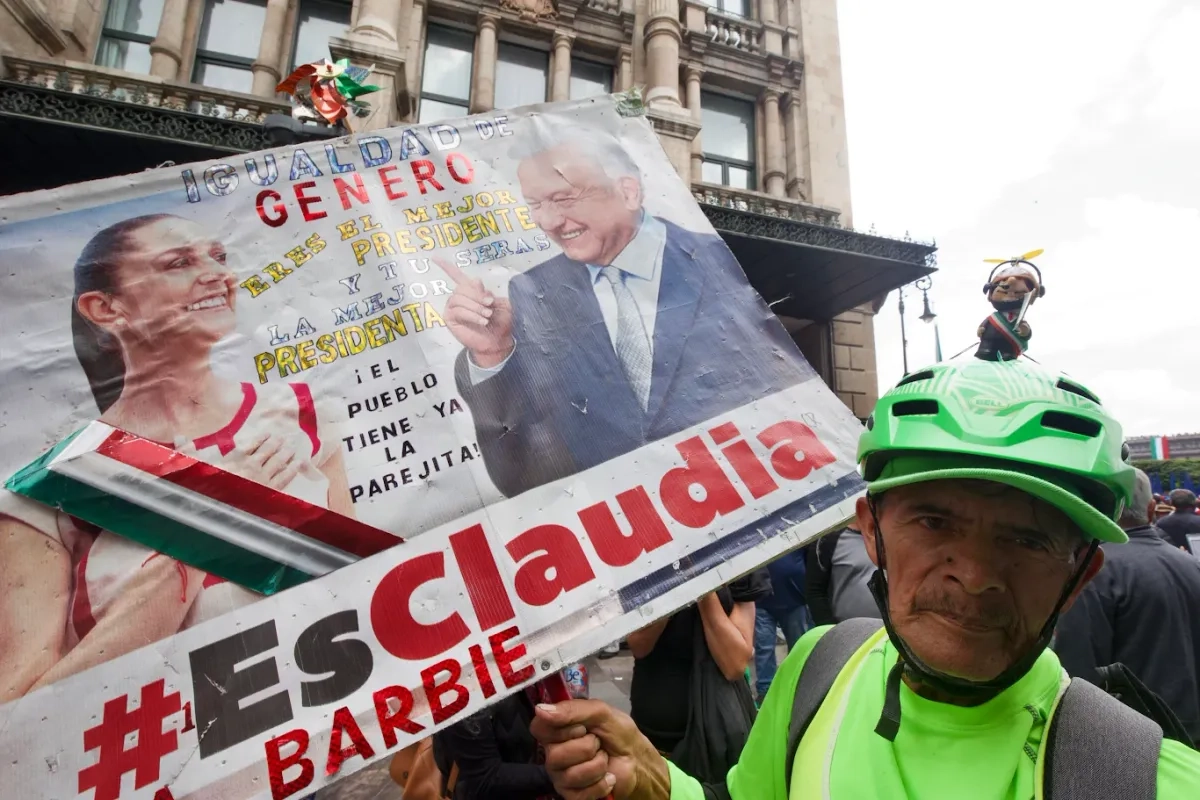 Miguel López acudió en patines y pancarta en mano al Zócalo para el cierre de la gira de rendición de cuentas de la presidenta Claudia Sheinbaum Pardo. 