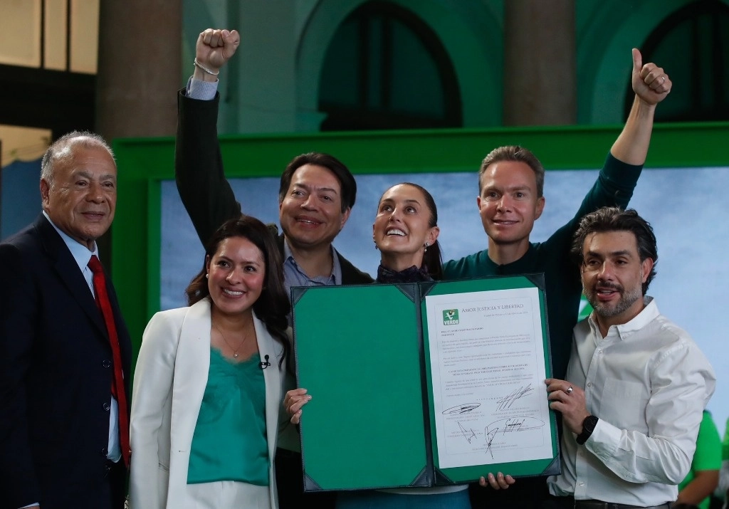 Claudia Sheinbaum, al recibir ayer su constancia como candidata única del PVEM –de la coalición Sigamos Haciendo Historia– a la presidencia de la República. La acompañan (de izquierda a derecha) el legislador del PT Alberto Anaya, Karen Castrejón, del PVEM; el presidente nacional de Morena, Mario Delgado, y los parlamentarios del partido ecologista Manuel Velasco y Jesús Sesma. Foto Cristina Rodríguez 



