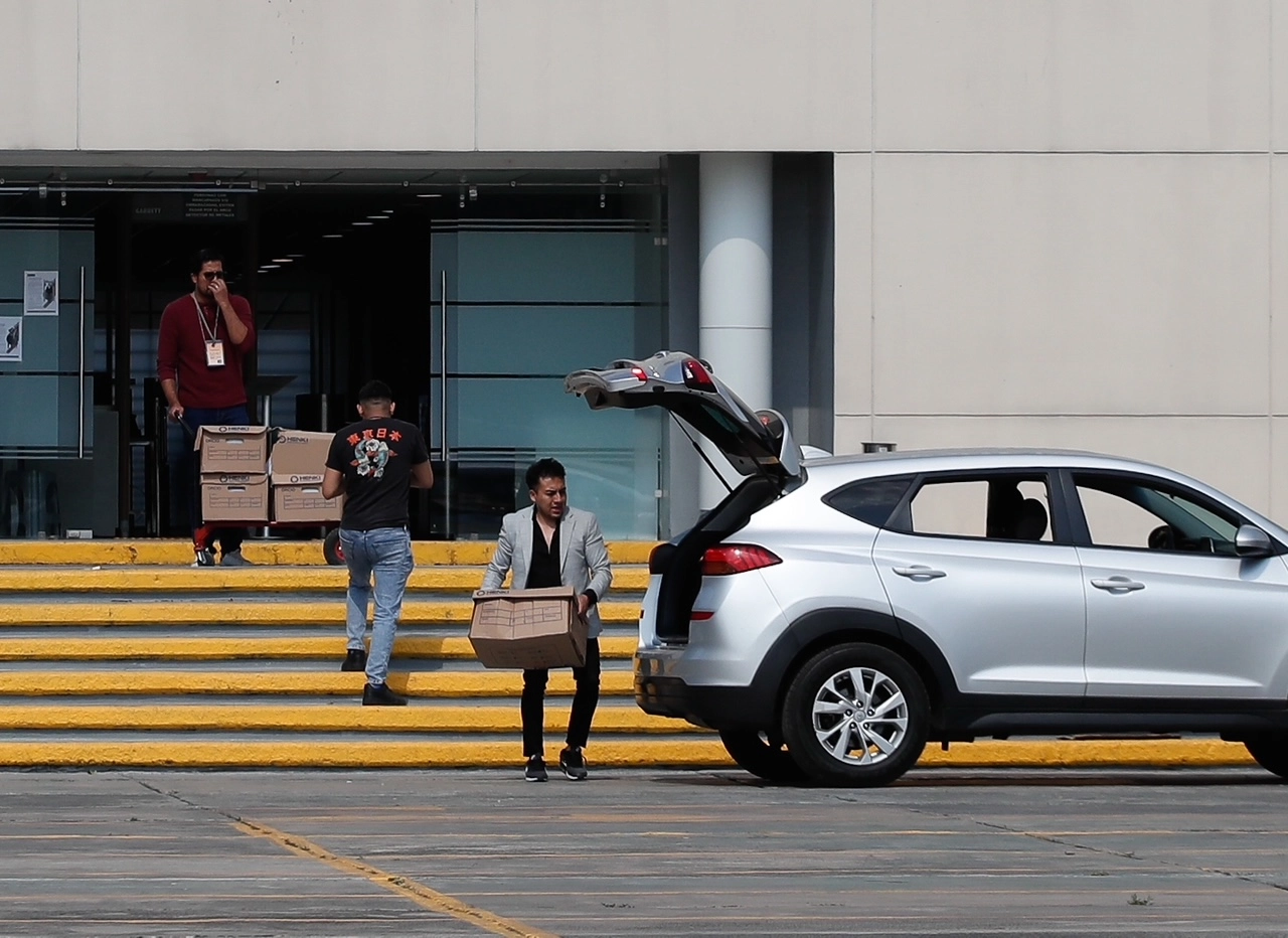 Al concluir la audiencia de los cuatro colaboradores del ex gobernador de Michoacán Silvano Aureoles, en proceso por presuntamente participar en un desvío millonario, asesores salen del Reclusorio Oriente. Foto 