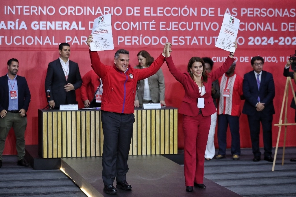 Alejandro Moreno y Carolina Viggiano recibieron ayer la constancia de mayoría para un periodo más como presidente y secretaria general del PRI. Foto Marco Peláez 