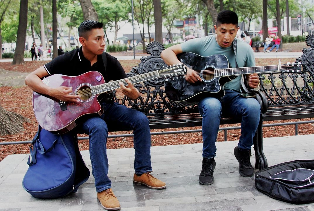 En vacaciones de Semana Santa, jóvenes aprovechan la tranquilidad en la Alameda Central de la Ciudad de México para afinar las cuerdas y la voz. Foto 