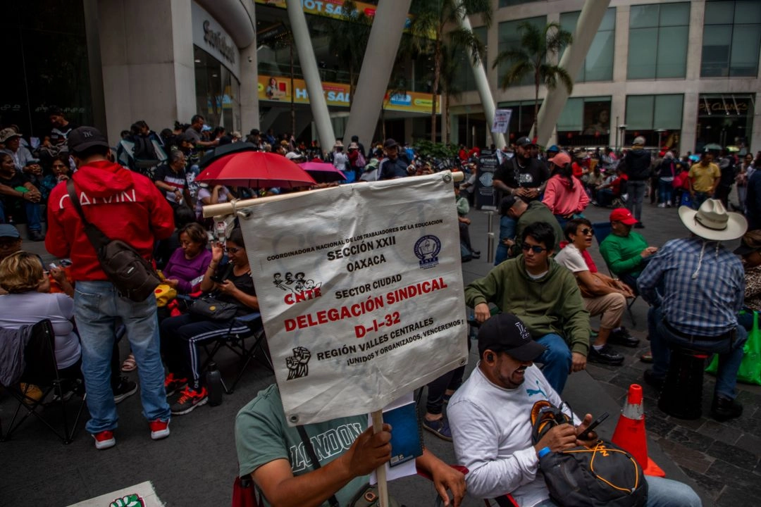 Maestros de la Coordinadora Nacional de Trabajadores de la Educación se manifestaron frente a las sedes de varias administradoras de fondos para el retiro (Afore). En la imagen, junto al edificio de Profuturo, en la colonia Juárez. Foto 