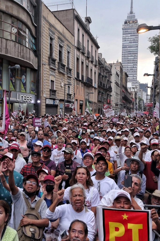 Miles de seguidores atestaron ayer las vías aledañas al Zócalo capitalino para asistir al cierre de campaña de Claudia Sheinbaum, candidata a la Presidencia por la coalición Sigamos Haciendo Historia (Morena-PT-PVEM). La imagen, en la calle de Madero. Foto Marco Peláez
