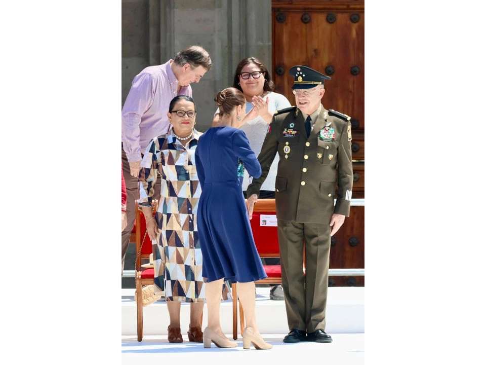 Los secretarios de Exteriores, Marcelo Ebrard; Gobernación, Rosa Icela Rodríguez; de las Mujeres, Citlalli Hernández, y Defensa, Ricardo Trevilla Trejo, con la presidenta Claudia Sheinbaum Pardo durante el mitin de ayer en el Zócalo. 