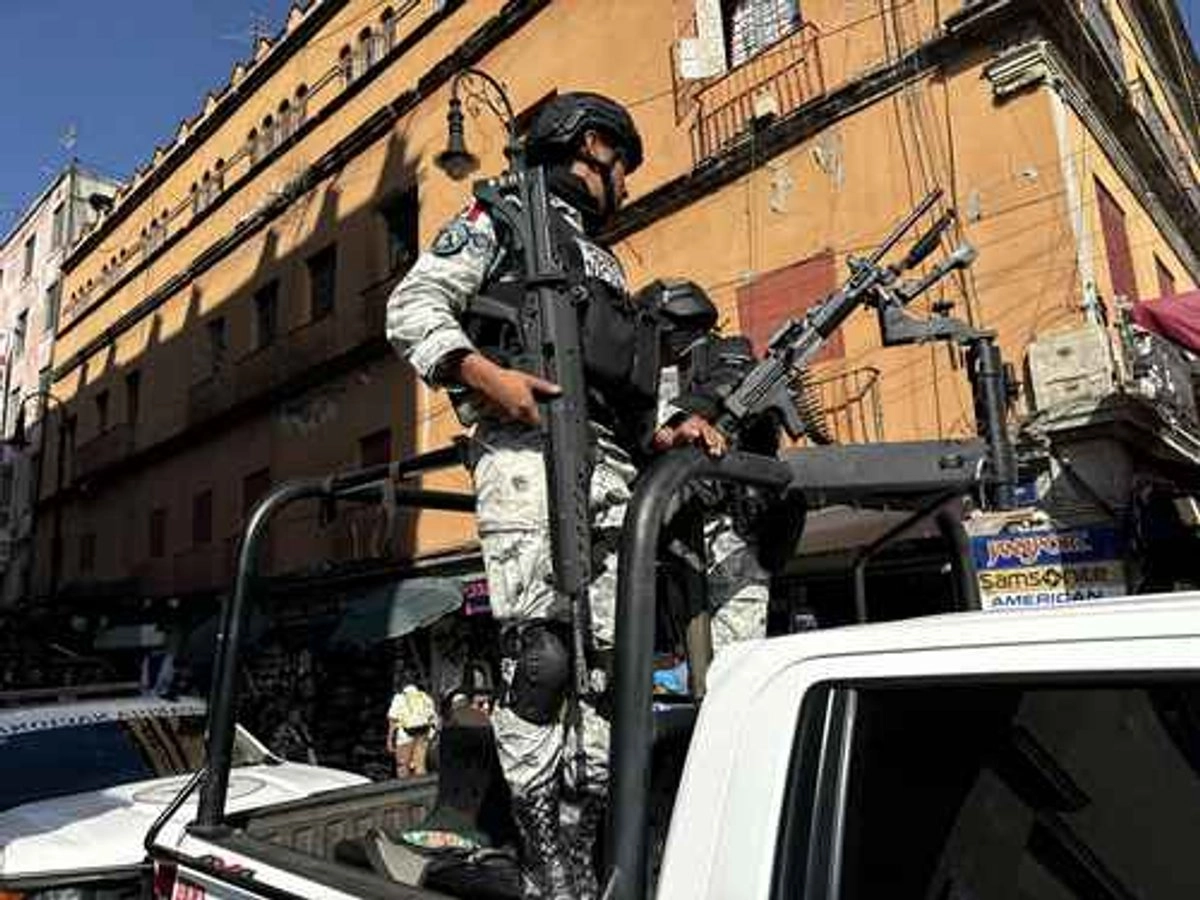 La Guardia Nacional patrulló ayer los alrededores del Palacio Nacional, en la CDMX, durante la estancia de Grecia Quiroz, viuda del asesinado Carlos Manzo, alcalde de Uruapan, Michoacán, en una reunión privada con la presidenta Claudia Sheinbaum. Foto 