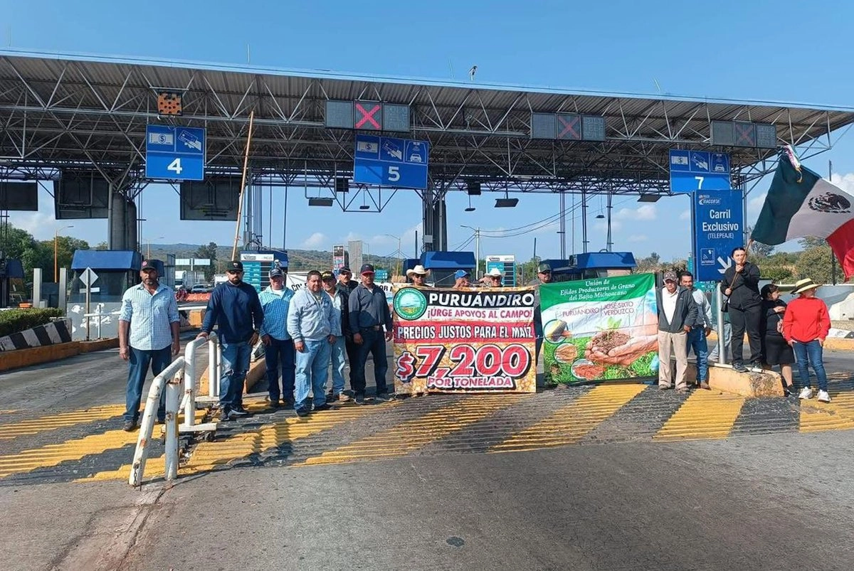 En Michoacán, transportistas y productores –principalmente de granos– de esta entidad bloquearon diversas casetas de cobro de autopistas ayer por la mañana en rechazo a la Ley de Aguas y en exigencia de más apoyos al campo. Foto 