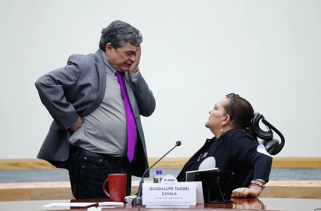 El consejero Uuc-kib Espadas y la titular del INE, Guadalupe Taddei, en la sesión del organismo donde se insistió en la validez de la elección judicial. Foto 