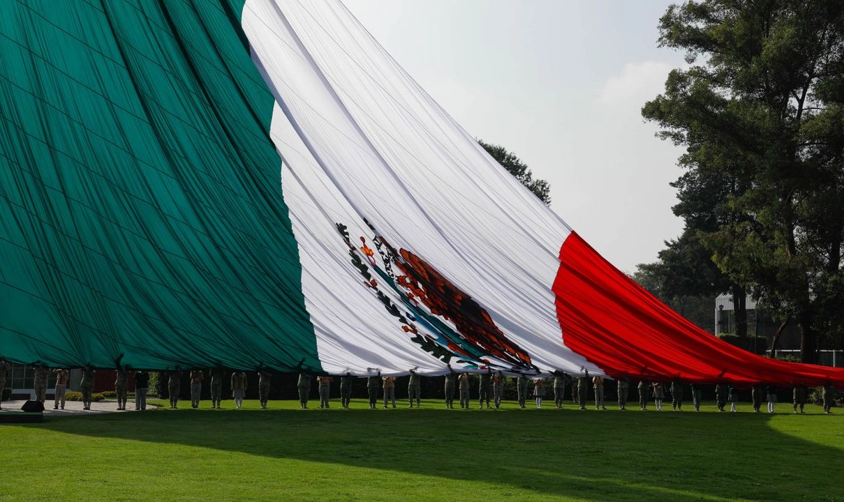 Izamiento de la bandera monumental en el Campo Marte. Foto 