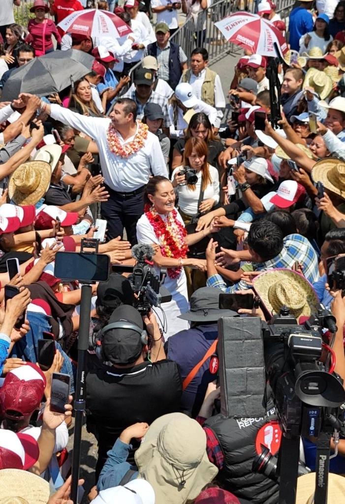 Así cobijaron los poblanos a Claudia Sheinbaum durante el arranque de campaña del candidato a gobernador de Sigamos Haciendo Historia (Morena-PT-PVEM), Alejandro Armenta Mier. Foto ‘La Jornada’