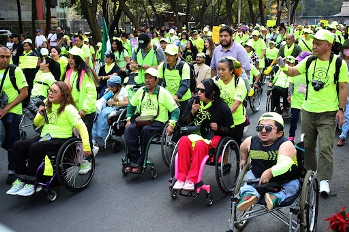 Integrantes del Movimiento de Personas con Discapacidad realizan su quinto recorrido para exigir dignidad y espacios inclusivos. 