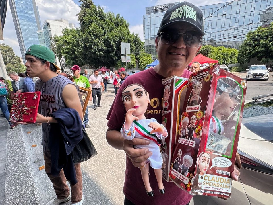 Venta de mercancía política afuera del World Trade Center, donde ayer el Consejo Nacional de Morena adoptó la prohibición del nepotismo electoral. Foto 
