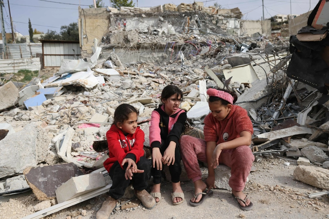 Las víctimas perecieron baleadas por fuerzas de seguridad, informó ministerio palestino. En Jerusalén (imagen), tres menores permanecen entre los escombros de su vivienda, que fue demolida por orden de autoridades de Israel. Foto Afp 